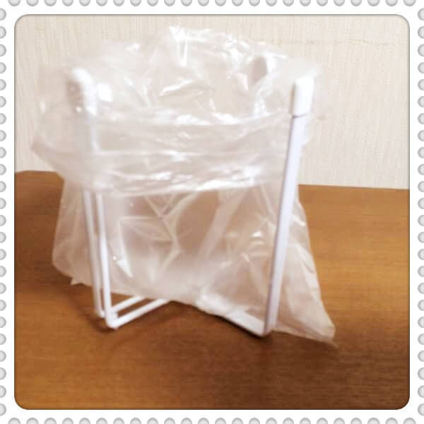 袋をかぶせた生ごみ入れ