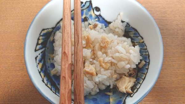 御飯の上にゴロゴロほぐし焼き鯖