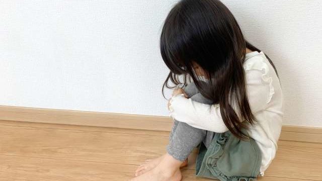 うつむく女の子