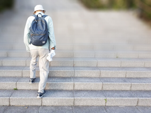 階段をのぼる老男性