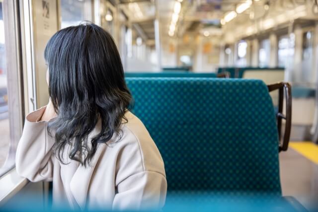 失恋して列車で彼を想う女の子